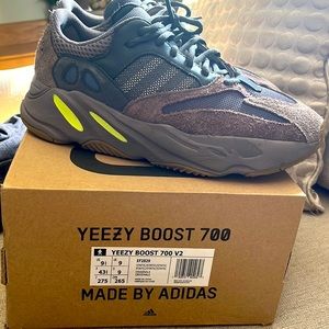 Men’s Yeezy Boost 700 V2 👟
